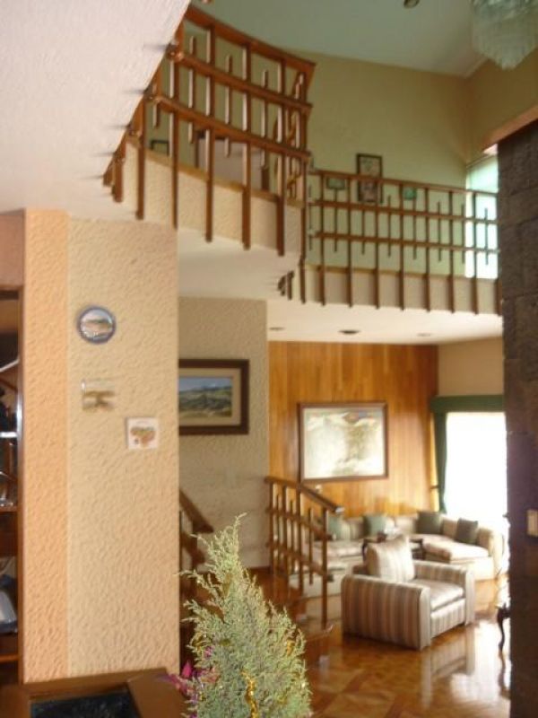 {"esp":"Sala y bar","ing":"Bar and living room"}