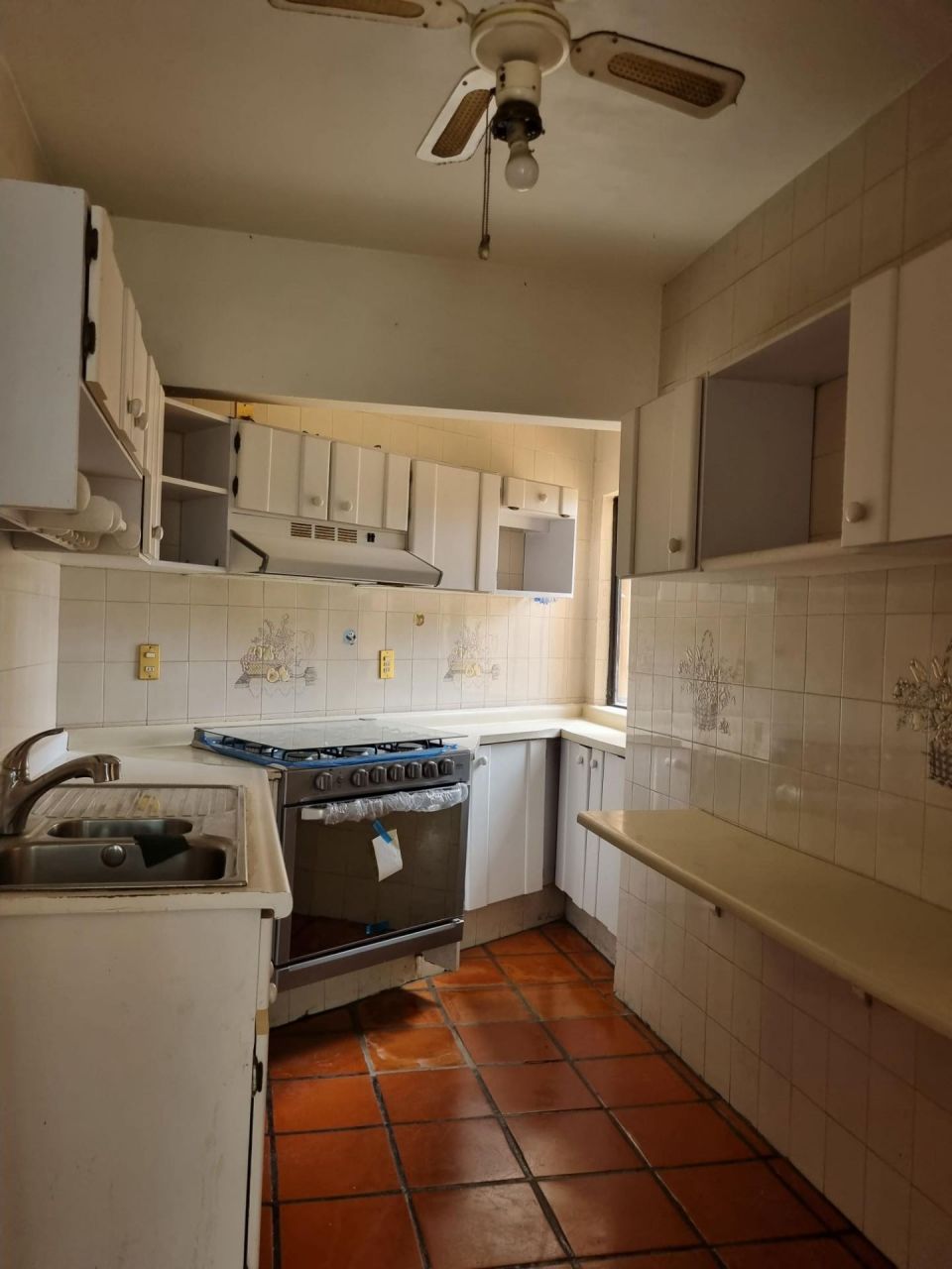 {"esp":"cocina equipada","ing":""}