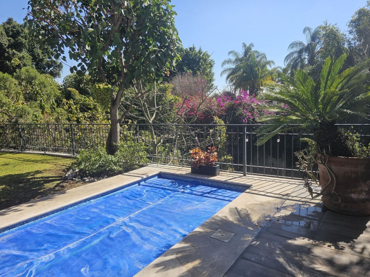 {"esp":"Jacuzzi con paneles solares","ing":""}