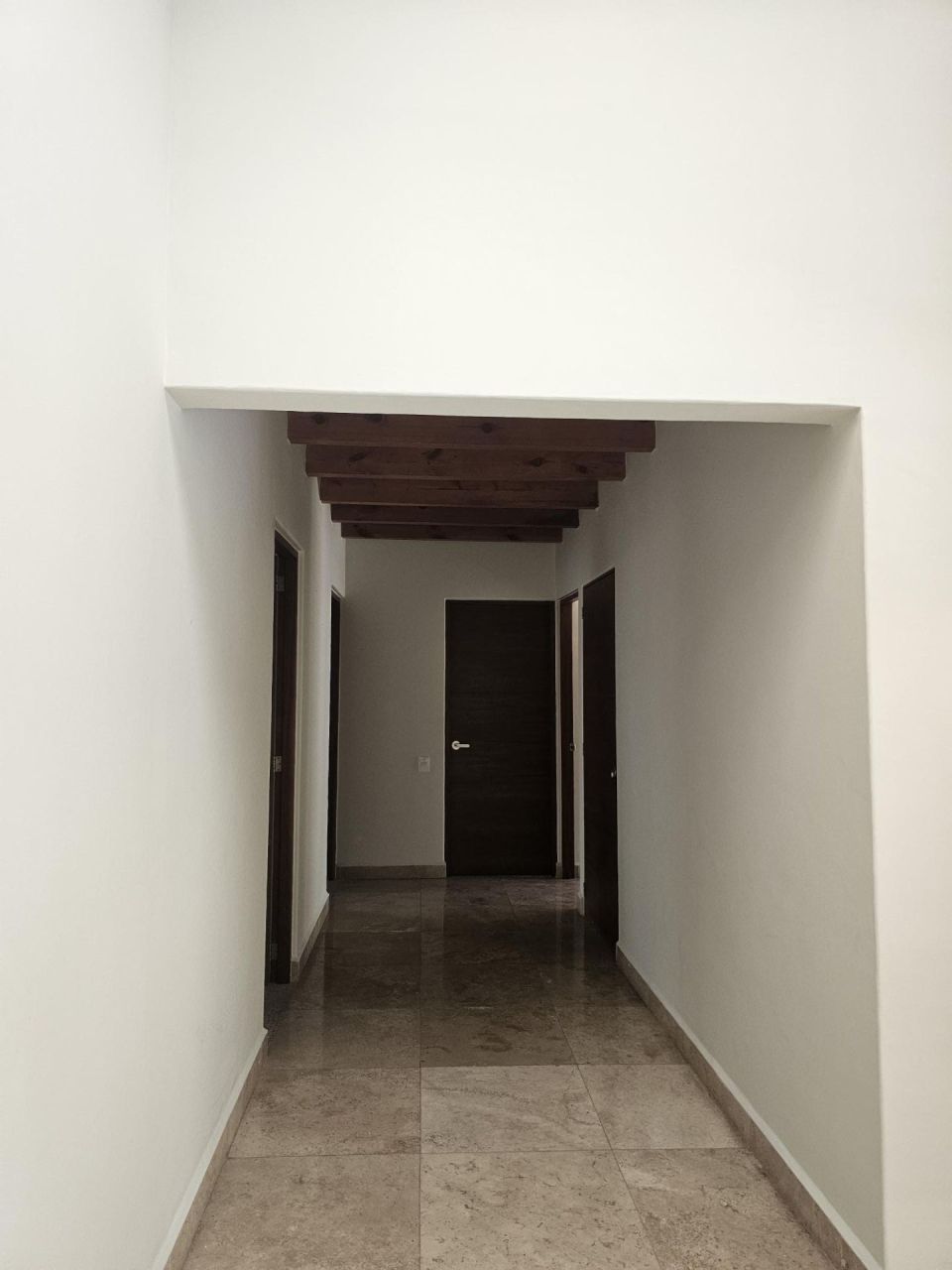 {"esp":"Pasillo de distribuci\u00f3n","ing":""}