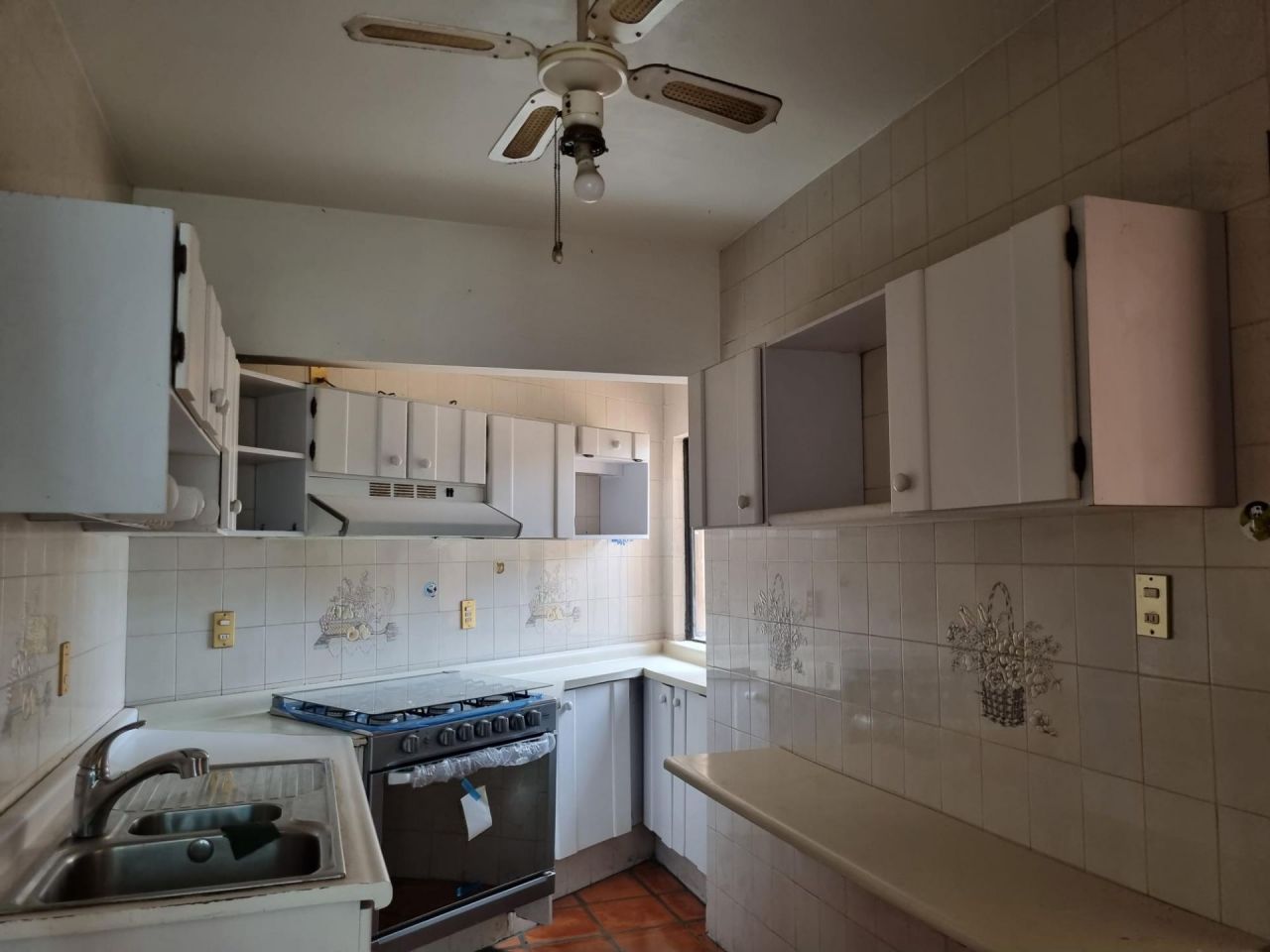 {"esp":"cocina equipada","ing":""}