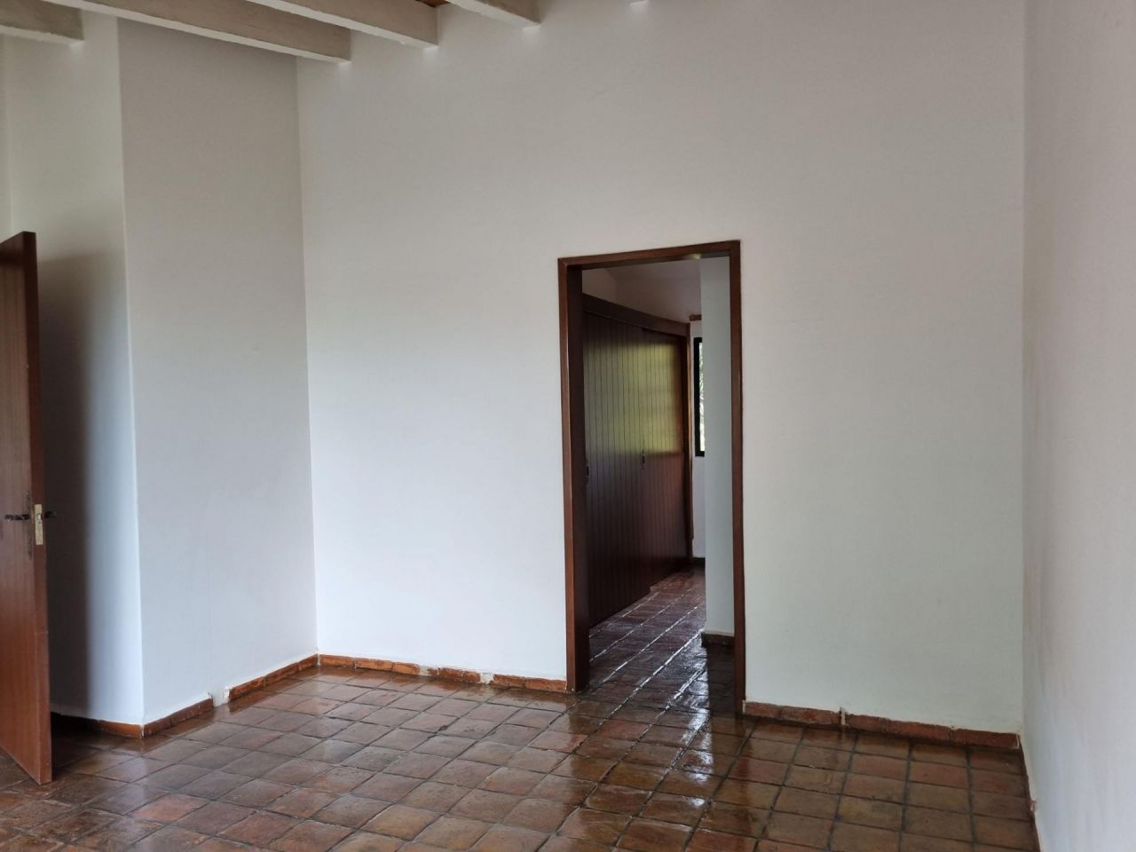{"esp":"Recamara principal con ba\u00f1o-vestidor.","ing":""}